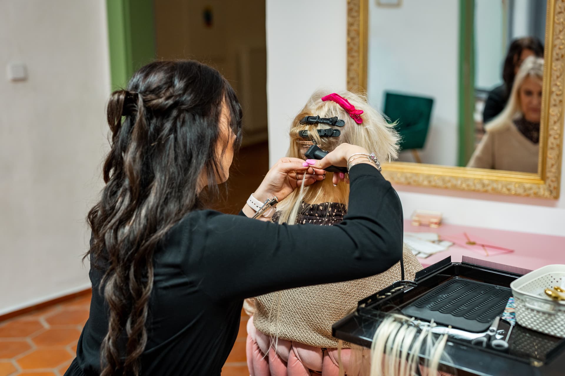 Aplikace prodlužování vlasů - práce s klientkou